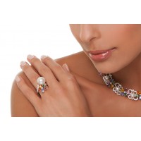 Anello con diamanti, zaffiri e perla